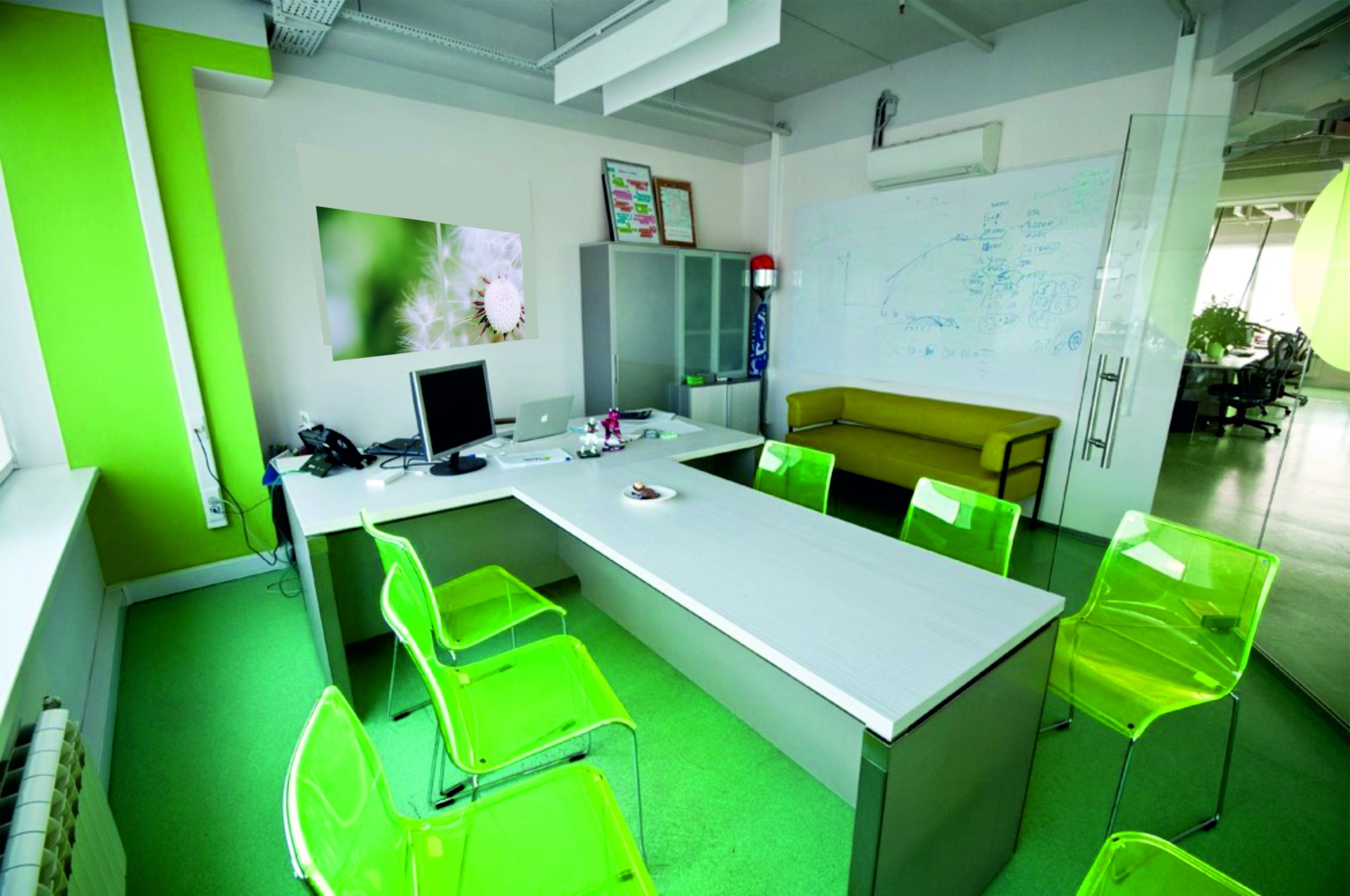 Оо 2 кабинет. Офис в зеленых тонах. Интерьер офиса. Зеленый цвет в интерьере офиса. Зеленая стена в офисе.